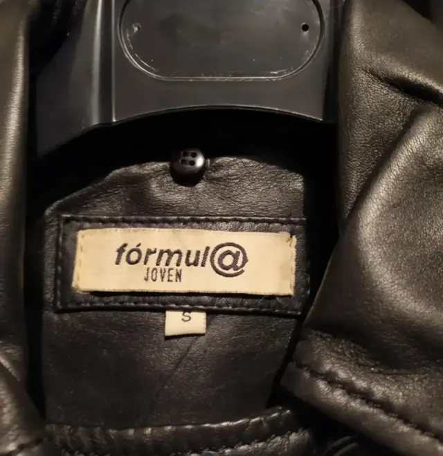 CHAQUETA CUERO NEGRO.