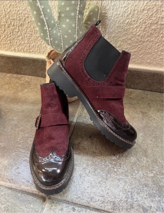 Botines burdeos con hebilla