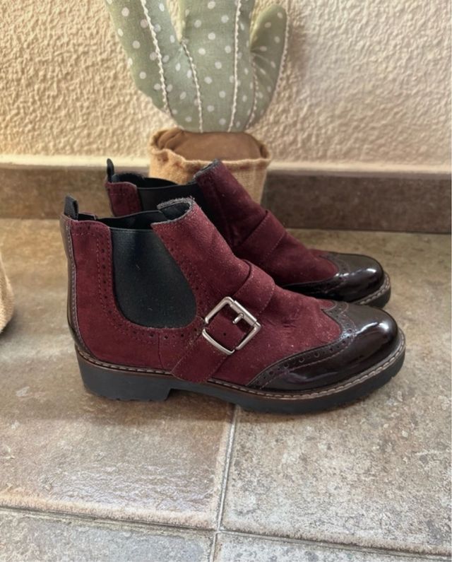 Botines burdeos con hebilla