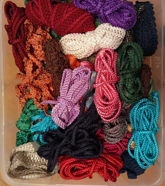 Pasamanerías y cordones de seda variados