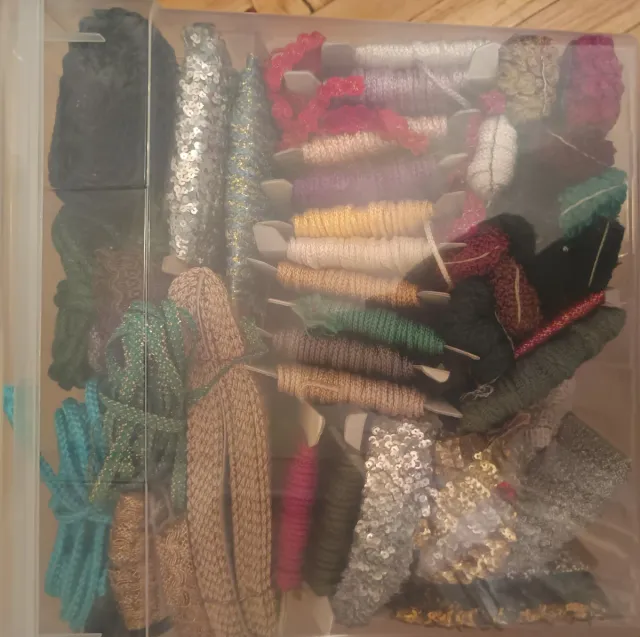 Pasamanerías y cordones de seda variados