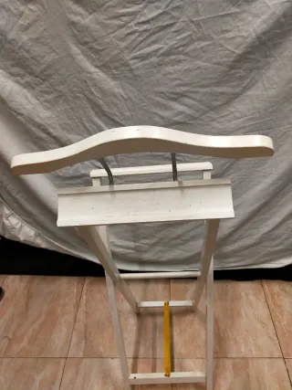 Galán de noche moderno de madera