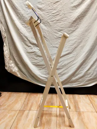 Galán de noche moderno de madera