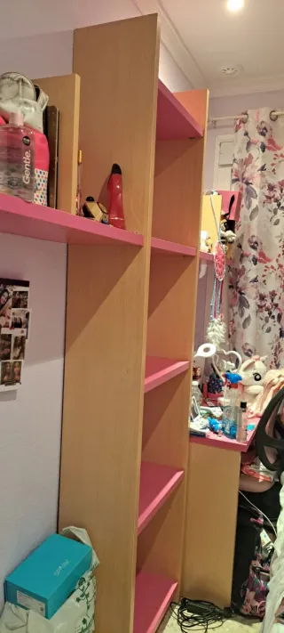 Estantería madera y plástico rosa