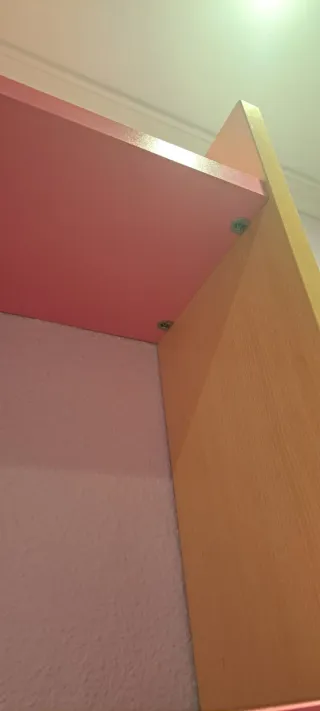 Estantería madera y plástico rosa