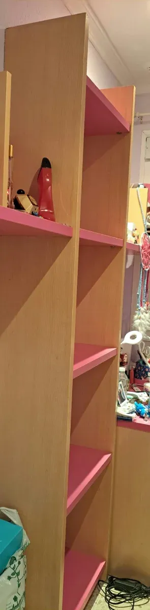 Estantería madera y plástico rosa