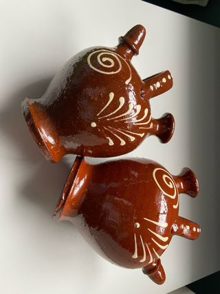 Juego de 2 cántaros de barro decorados