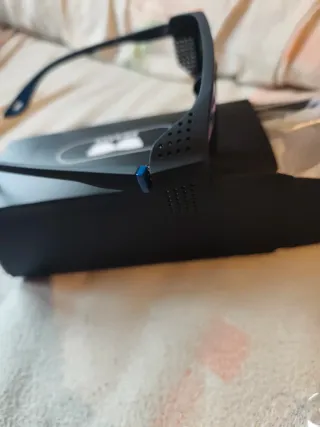 Gafas de sol negras y azules