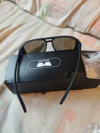 Gafas de sol negras y azules