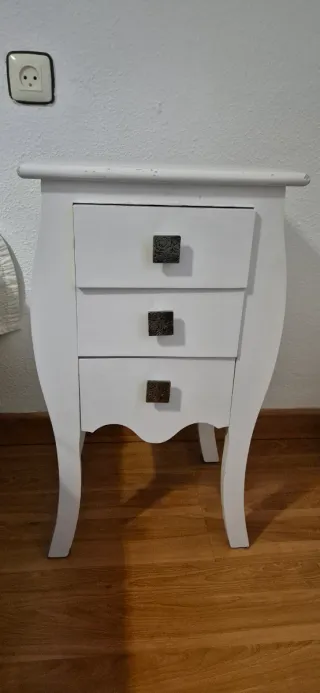 Cómoda , 2 mesitas de noche y cabecero de cama.