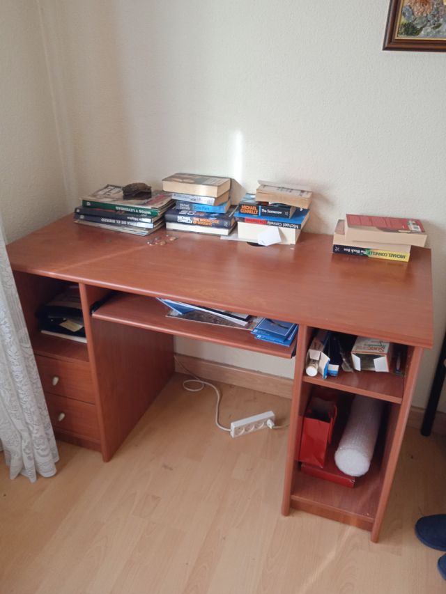 Escritorio de madera nogal