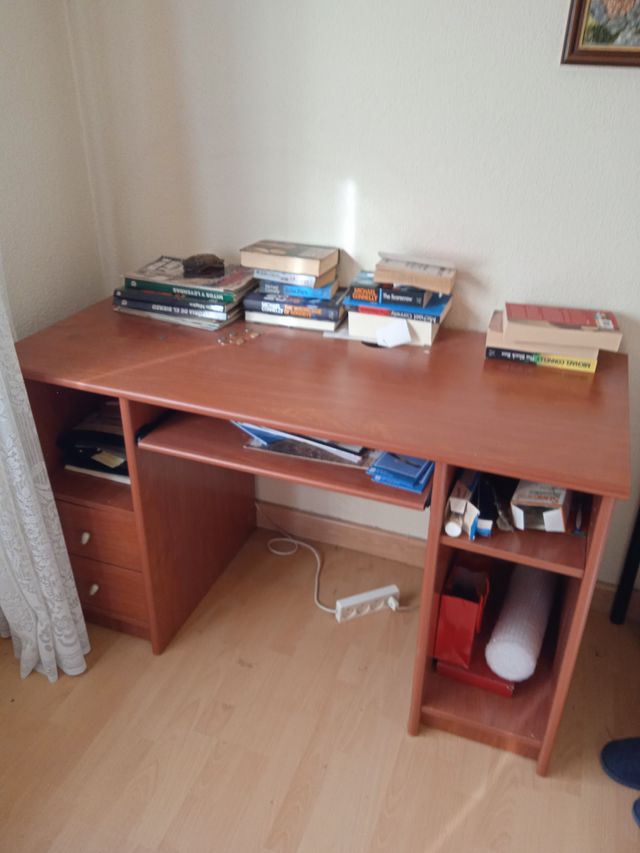 Escritorio de madera nogal