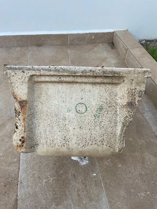 Pila de lavar blanca exterior.