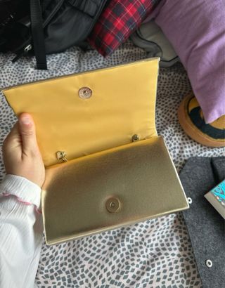 Bolso de mano dorado