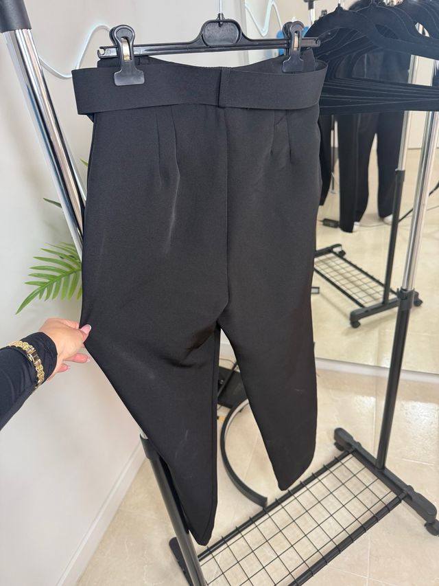 Pantalones negros con cinturón