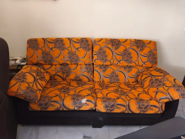 Sofá de 3 plazas tela naranja y negro.