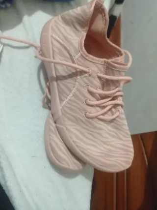 Tenis deportivos rosa con estampado cebra