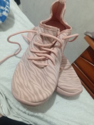Tenis deportivos rosa con estampado cebra