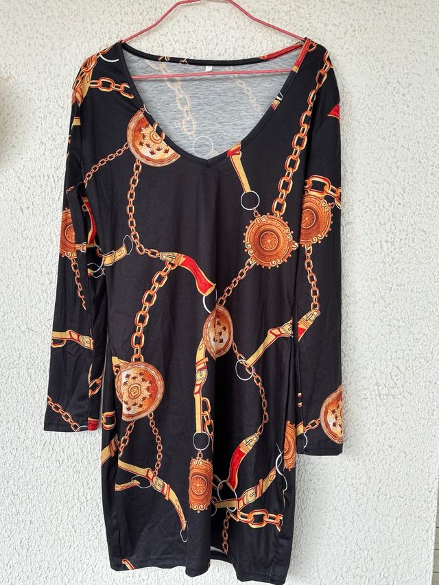 Vestido negro estampado cadenas