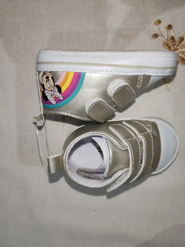 Zapatos Minnie Mouse dorados y multicolor