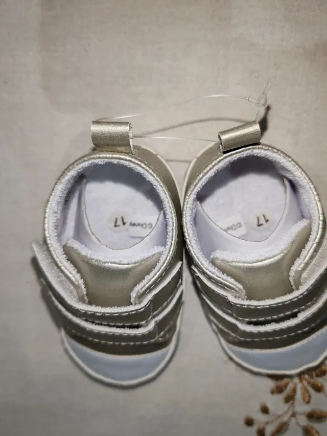 Zapatos Minnie Mouse dorados y multicolor