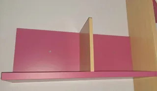 Estanterías modulares naranjas y rosas