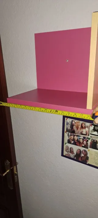 Estanterías modulares naranjas y rosas