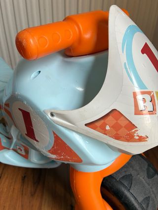 Moto correpasillos azul con naranja