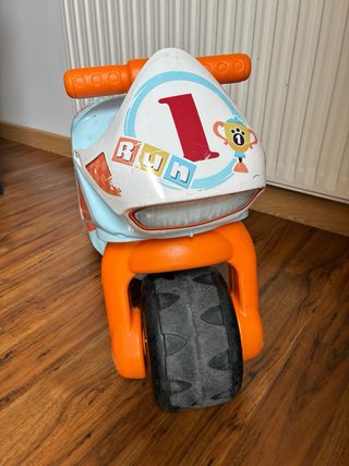 Moto correpasillos azul con naranja