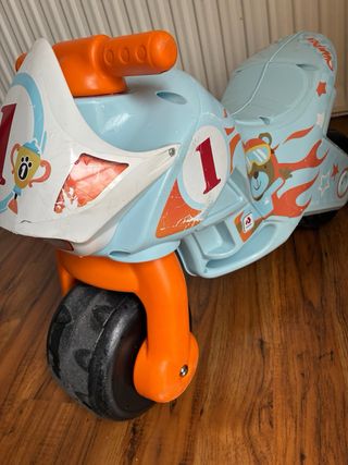 Moto correpasillos azul con naranja