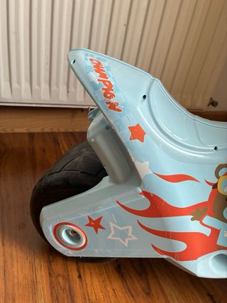 Moto correpasillos azul con naranja