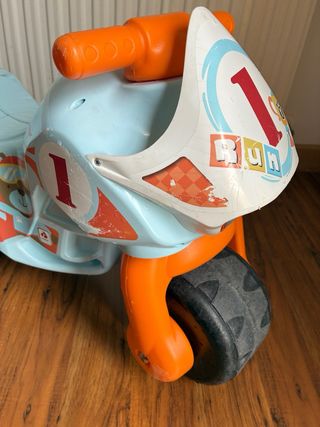 Moto correpasillos azul con naranja