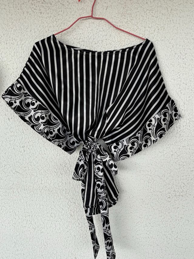 Camisa con estampado de rayas y volantes