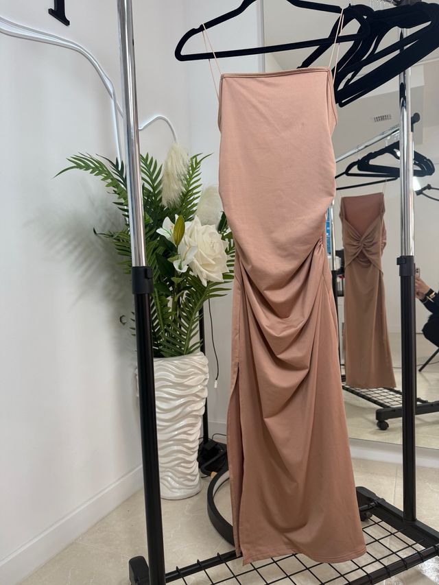 Vestido largo beige con nudo