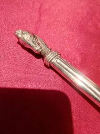 Lupa antigua con mango de caballo