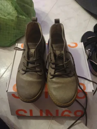 Scarpe  grigi con lacci