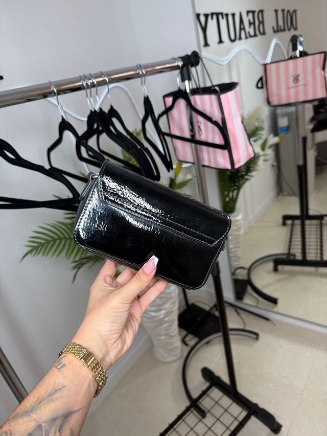 Bolso Guess Negro Charol