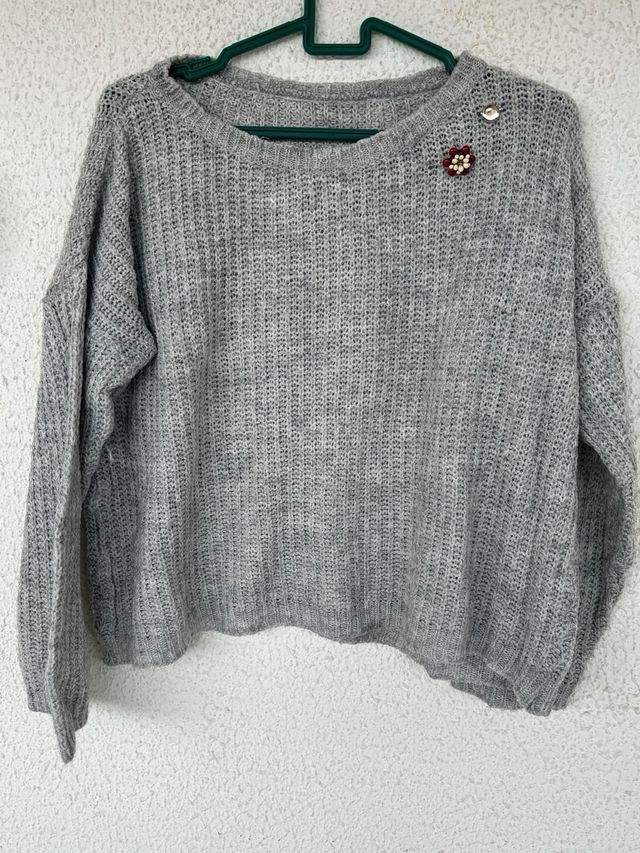 Jersey gris de punto fino con broche