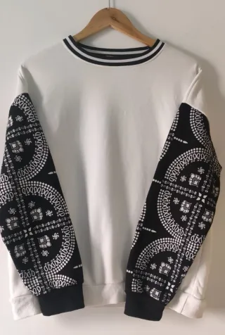 Sudadera blanca mangas estampadas Lar67cms, An61cm