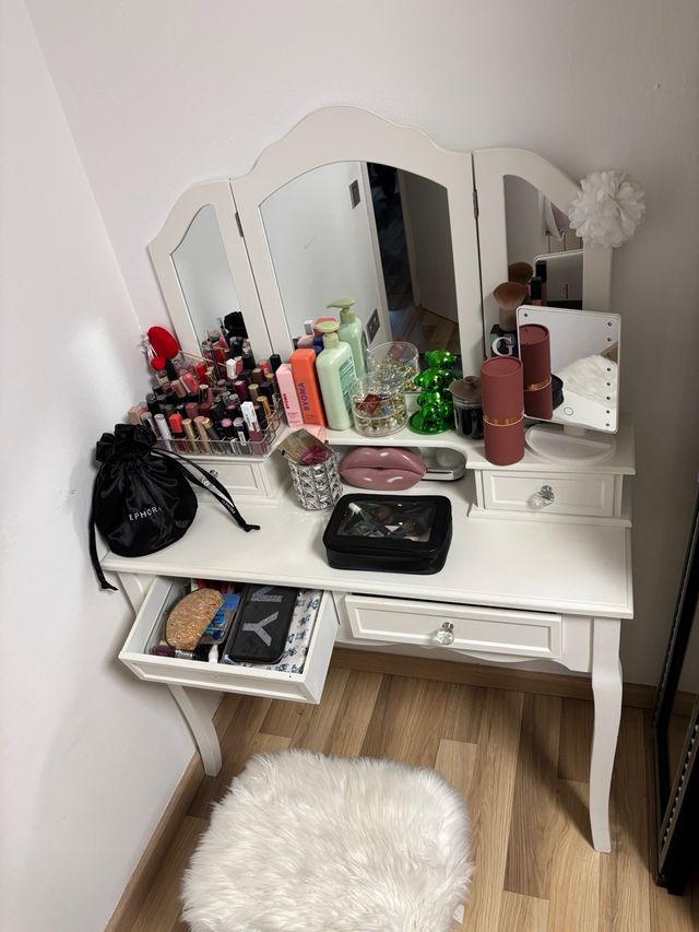 Tocador blanco con espejo y cajones