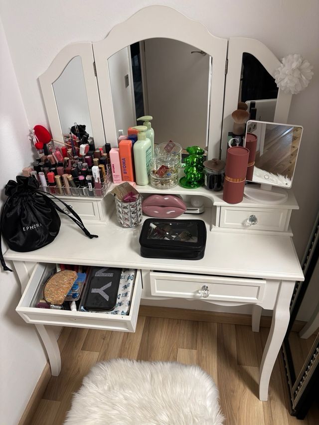 Tocador blanco con espejo y cajones