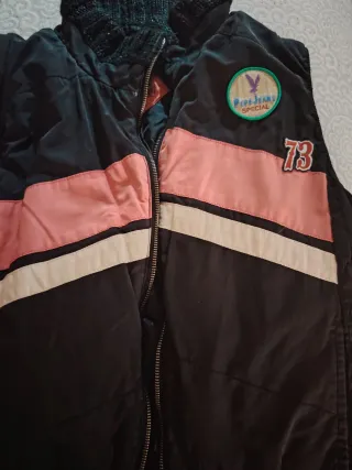 Chaleco acolchado negro y rosa