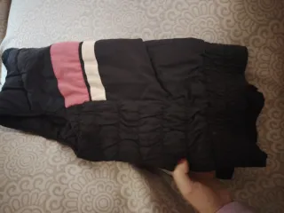 Chaleco acolchado negro y rosa