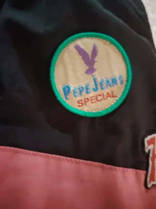 Chaleco acolchado negro y rosa