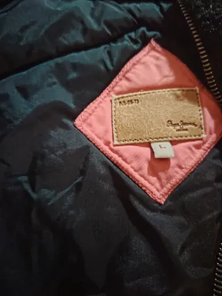 Chaleco acolchado negro y rosa