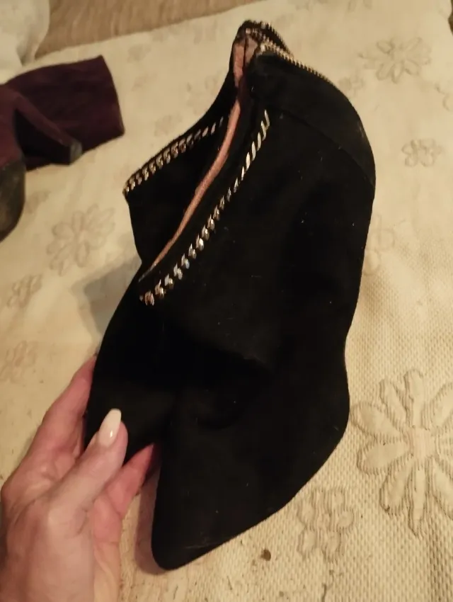 Botines negros con cadena dorada