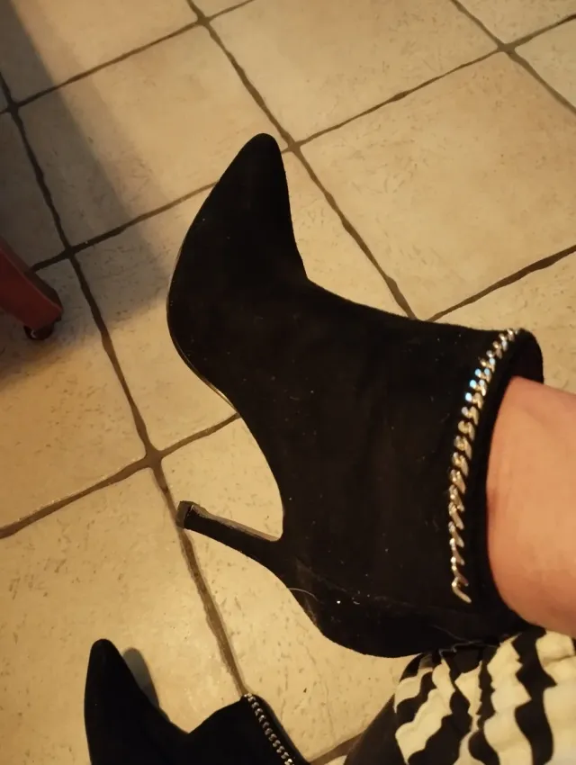 Botines negros con cadena dorada