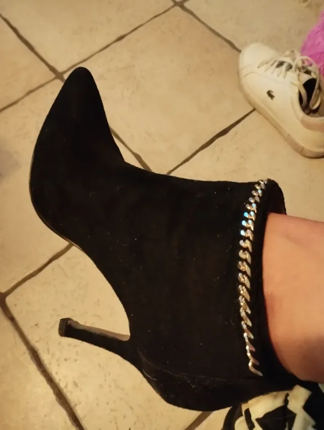 Botines negros con cadena dorada