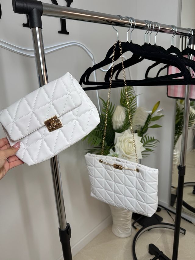 Bolso blanco acolchado con cadena