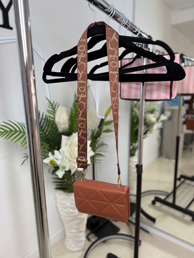 Bolso bandolera marrón acolchado